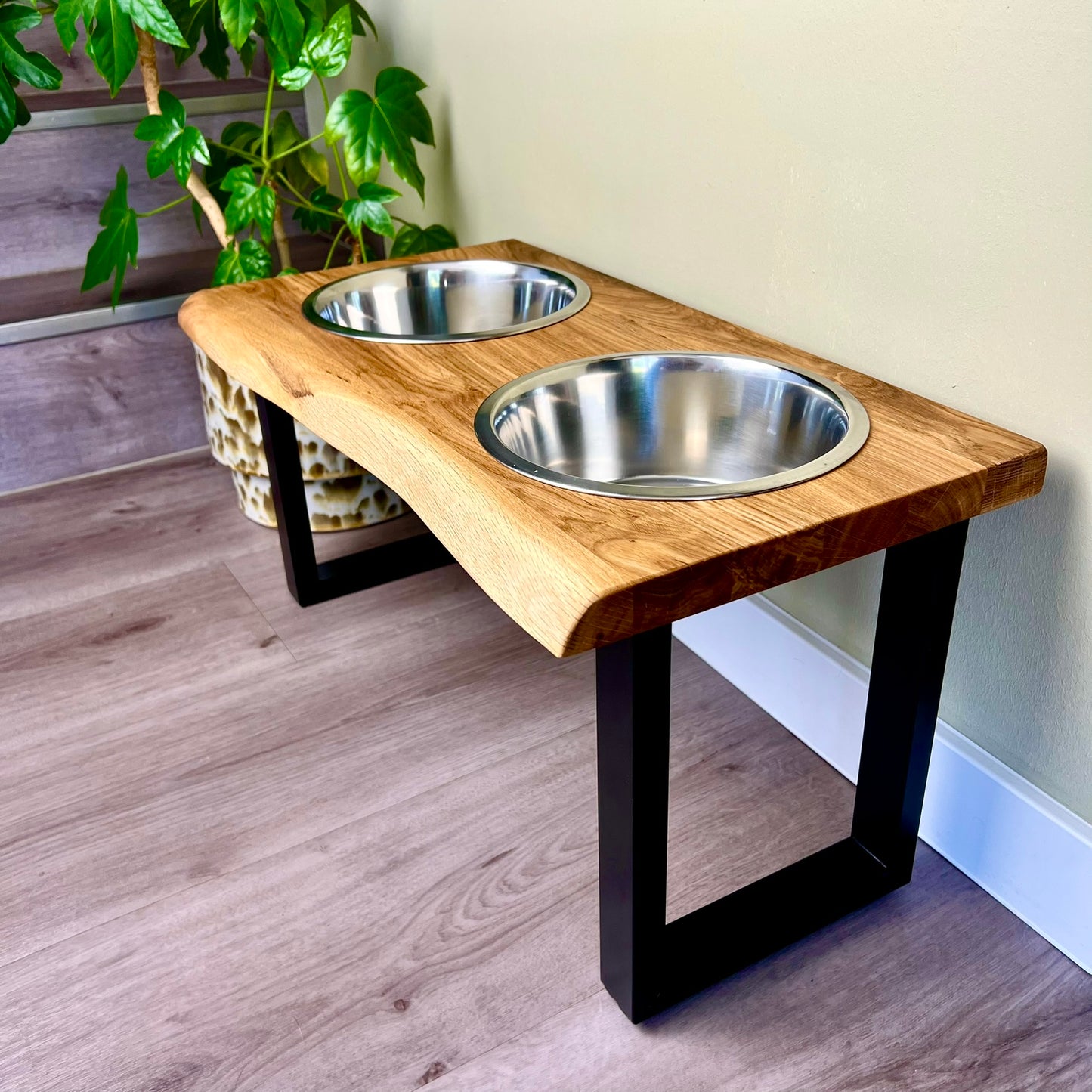 Styledog Wonderland Eiche Design Futterstation mit Baumkante und Edelstahlnäpfen