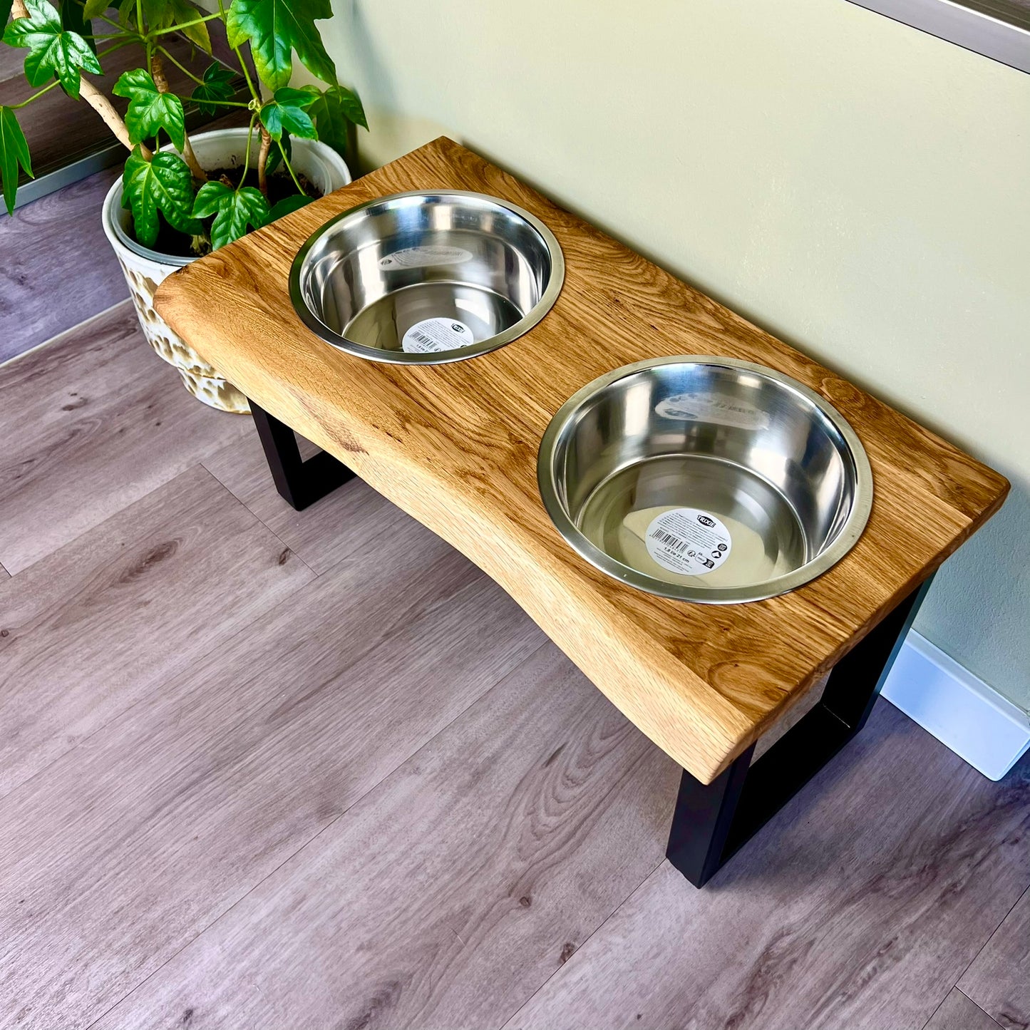 Styledog Wonderland Eiche Design Futterstation mit Baumkante und Edelstahlnäpfen