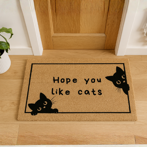 Kokos Fußmatten mit Tiermotiv mit schwarzem Katzenmotiv und Schriftzug „Hope you like cats“ vor Haustür