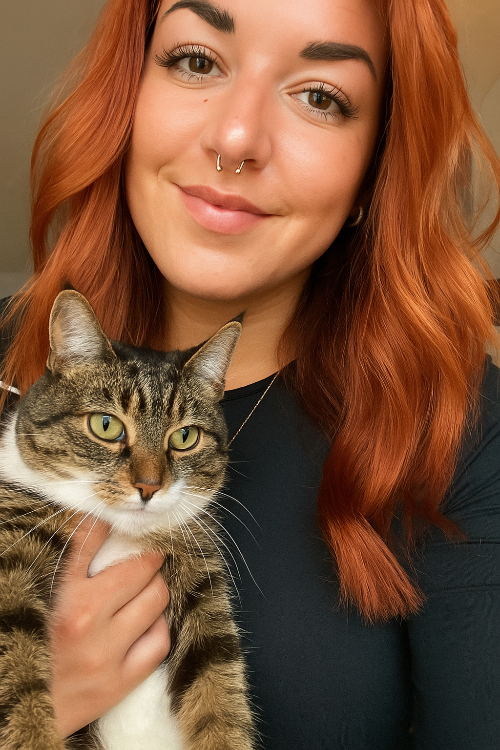 Pawla Petstore: Inhaberin mit Katze